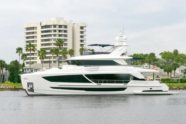 100' Horizon Tri-deck