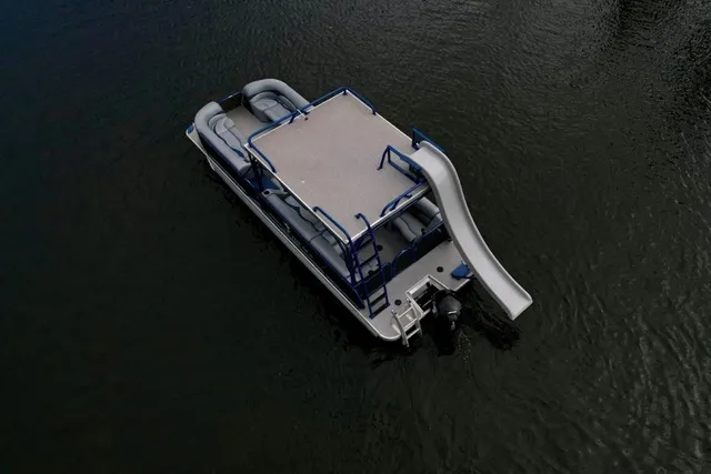 30' Pontoon boat in Miami