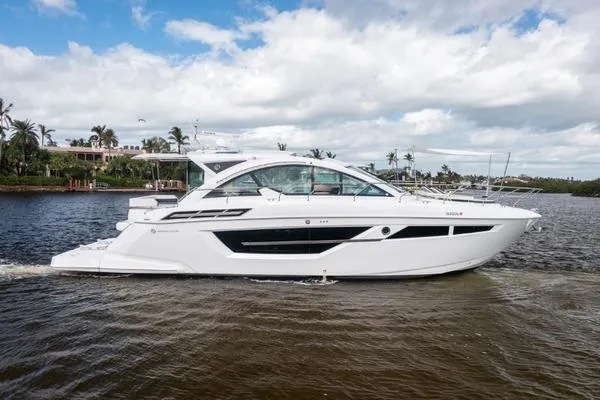 50' Cruisers Yacht